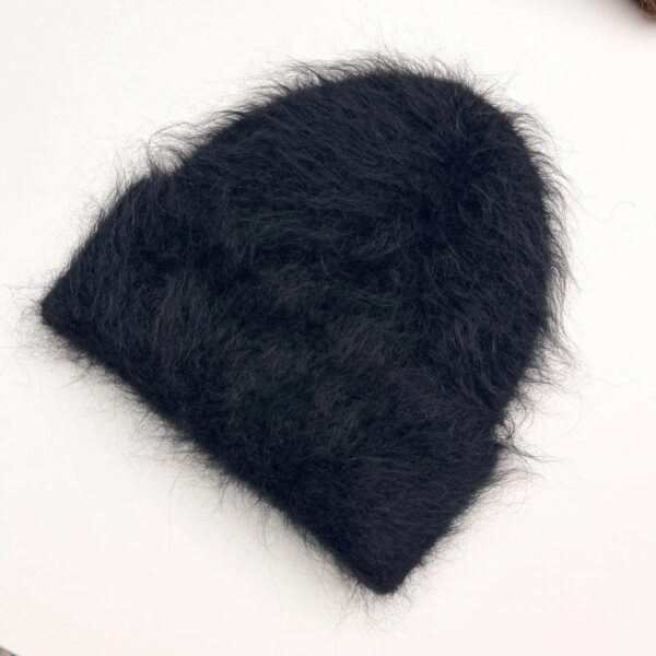 bonnet-alpaga-noir-duveteux-haute-chaleur-hiver Bonnet alpaga noir avec texture duveteuse et poils longs, conçu pour offrir une haute chaleur pendant l’hiver.