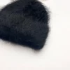 bonnet-noir-duveteux-laine-chaude-hiver Bonnet en alpaga noir avec texture duveteuse et poil long, offrant une isolation thermique élevée pour protéger du froid hivernal.