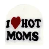 bonnet-de-ski-homme-blanc-message-original-i-love-hot-moms Bonnet de ski pour les hommes de couleur blanche avec un message original et humoristique « I Love Hot Moms », idéal pour un look décalé sur les pistes.