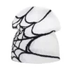bonnet-de-ski-homme-blanc-motif-graphique-noir-design-moderne Bonnet de ski pour homme blanc avec motif graphique noir, présenté de profil, offrant un design moderne et contrasté pour la saison hivernale.