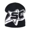 bonnet-de-ski-homme-noir-logo-etoile-blanche-contrastant Un bonnet de ski pour homme noir, décoré d’un logo étoile blanche contrastant, parfait pour un style sobre et masculin en conditions hivernales.