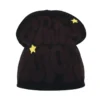 bonnet-de-ski-homme-noir-motif-etoiles-jaunes-minimaliste Bonnet de ski pour homme noir orné de petits motifs étoiles jaunes, offrant un design minimaliste et moderne pour les sports d’hiver.