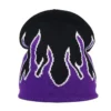 bonnet-de-ski-homme-noir-motif-flammes-violettes Bonnet de ski pour homme noir avec un motif flammes violettes, apportant une touche originale et colorée à une tenue de ski.