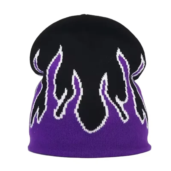 bonnet-de-ski-homme-noir-motif-flammes-violettes Bonnet de ski pour homme noir avec un motif flammes violettes, apportant une touche originale et colorée à une tenue de ski.