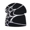 bonnet-de-ski-homme-noir-motif-toile-araignee-blanche Bonnet de ski pour homme noir avec un motif toile d’araignée blanche, conçu en maille chaude et présenté sur fond blanc pour un style original en hiver.