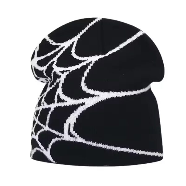 bonnet-de-ski-homme-noir-motif-toile-araignee-blanche Bonnet de ski pour homme noir avec un motif toile d’araignée blanche, conçu en maille chaude et présenté sur fond blanc pour un style original en hiver.