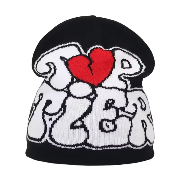 bonnet-de-ski-homme-noir-texte-graffiti-coeur-rouge Bonnet de ski pour homme noir avec un motif graffiti blanc et un cœur rouge central, idéal pour un look tendance et contrasté en hiver.