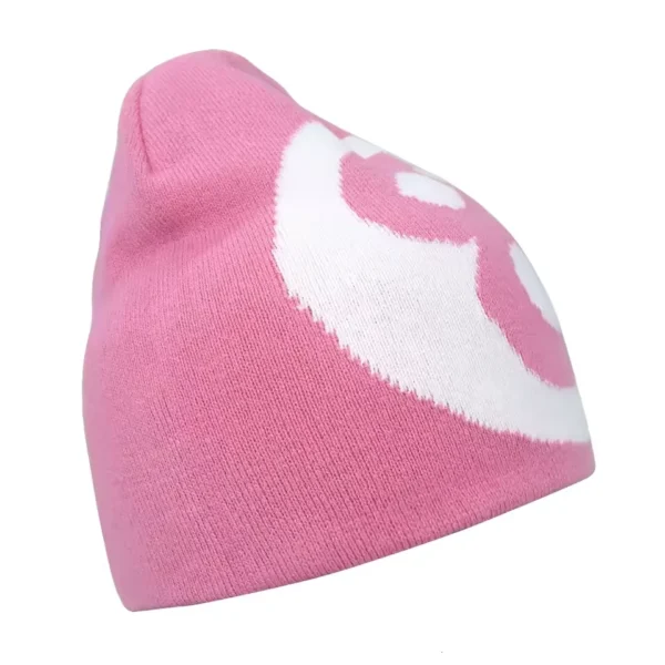 bonnet-de-ski-homme-rose-laine-motif-coeur-vue-profil Bonnet de ski pour homme en laine rose avec un motif blanc, présenté de profil, apportant une touche fun et décalée à une tenue d’hiver.