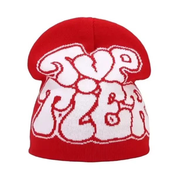 bonnet-de-ski-homme-rouge-texte-graffiti-urbain Bonnet de ski pour homme rouge avec un texte graffiti blanc au style urbain, parfait pour affirmer sa personnalité en montagne.