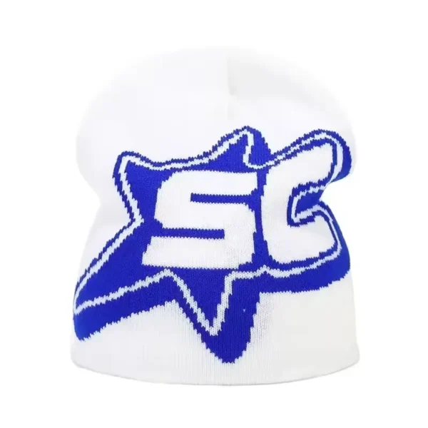 bonnet-de-ski-pour-homme-blanc-logo-etoile-bleue-style-urbain Bonnet de ski pour homme blanc avec un grand logo étoilé bleu brodé, apportant une touche urbaine et moderne à une tenue de montagne.