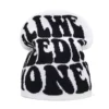 bonnet-de-ski-pour-homme-blanc-texte-graphic-like-edison Bonnet de ski pour homme blanc avec un texte graphique noir de style urbain, apportant une touche streetwear à une tenue hivernale.