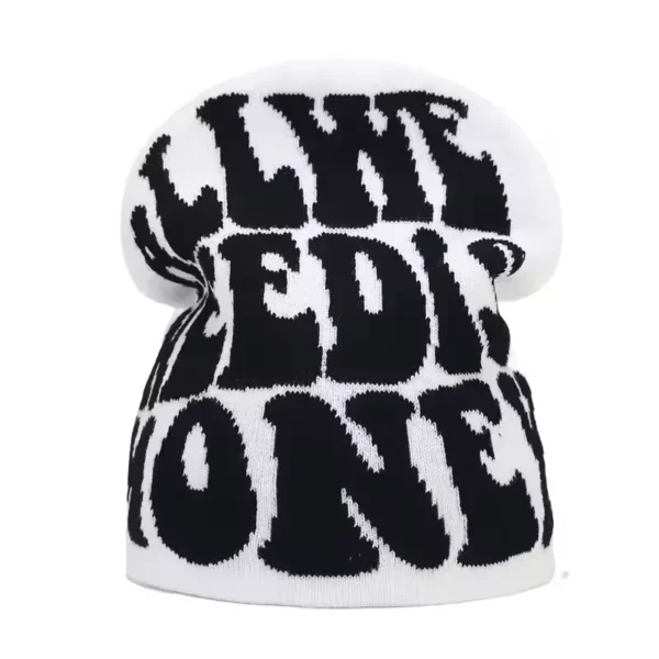bonnet-de-ski-pour-homme-blanc-texte-graphic-like-edison Bonnet de ski pour homme blanc avec un texte graphique noir de style urbain, apportant une touche streetwear à une tenue hivernale.