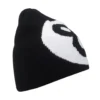 bonnet-de-ski-pour-homme-noir-motif-coeur-blanc-vue-laterale Bonnet de ski pour homme noir avec un motif blanc, photographié de côté, idéal pour rester au chaud tout en affichant un style original.