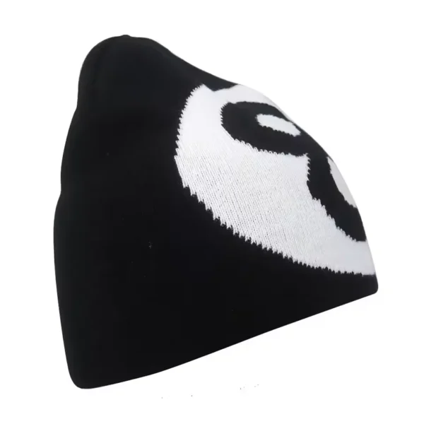 bonnet-de-ski-pour-homme-noir-motif-coeur-blanc-vue-laterale Bonnet de ski pour homme noir avec un motif blanc, photographié de côté, idéal pour rester au chaud tout en affichant un style original.