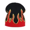 bonnet-de-ski-pour-homme-noir-motif-flammes-rouges Bonnet de ski pour les hommes de couleur noire avec un motif flammes rouges et jaunes, conçu pour un style affirmé sur les pistes enneigées.