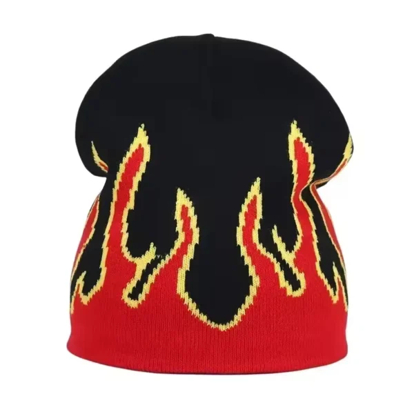 bonnet-de-ski-pour-homme-noir-motif-flammes-rouges Bonnet de ski pour les hommes de couleur noire avec un motif flammes rouges et jaunes, conçu pour un style affirmé sur les pistes enneigées.