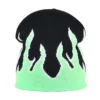 bonnet-de-ski-pour-homme-noir-motif-flammes-vertes Bonnet de ski pour homme noir décoré de flammes vertes, offrant un style dynamique et moderne pour les amateurs de sports d’hiver.