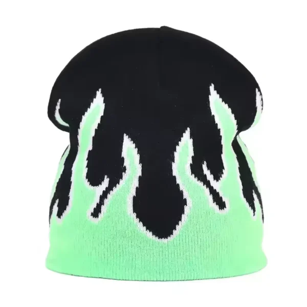 bonnet-de-ski-pour-homme-noir-motif-flammes-vertes Bonnet de ski pour homme noir décoré de flammes vertes, offrant un style dynamique et moderne pour les amateurs de sports d’hiver.