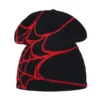bonnet-de-ski-pour-homme-noir-motif-toile-araignee-rouge Bonnet de ski pour les hommes de couleur noire avec un motif toile d’araignée rouge contrastant, idéal pour un look audacieux sur les pistes.