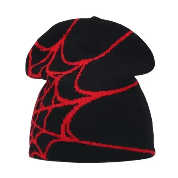 bonnet-de-ski-pour-homme-noir-motif-toile-araignee-rouge Bonnet de ski pour les hommes de couleur noire avec un motif toile d’araignée rouge contrastant, idéal pour un look audacieux sur les pistes.