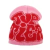 bonnet-de-ski-pour-homme-rose-texte-graffiti-coeur Bonnet de ski pour homme rose avec un motif graffiti et cœur rouge, combinant chaleur, originalité et esprit streetwear.