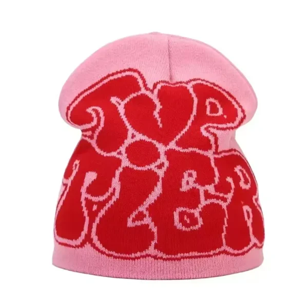 bonnet-de-ski-pour-homme-rose-texte-graffiti-coeur Bonnet de ski pour homme rose avec un motif graffiti et cœur rouge, combinant chaleur, originalité et esprit streetwear.