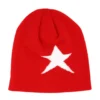bonnet-de-ski-pour-homme-rouge-laine-motif-etoile-blanche Un bonnet de ski pour homme en laine rouge, orné d’un motif étoile blanche sur l’avant, présenté sur fond blanc pour un style sportif et hivernal.