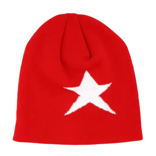 bonnet-de-ski-pour-homme-rouge-laine-motif-etoile-blanche Un bonnet de ski pour homme en laine rouge, orné d’un motif étoile blanche sur l’avant, présenté sur fond blanc pour un style sportif et hivernal.
