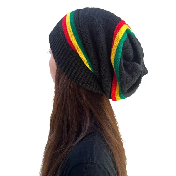 Bonnet rasta multicolore noir rouge jaune vert porté de profil par une femme look streetwear mixte