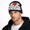 bonnet-ski-pour-homme Un modèle porte un bonnet de ski pour homme avec des motifs stylés