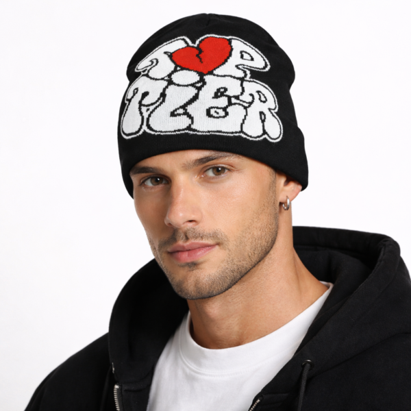 bonnet-ski-pour-homme Un modèle porte un bonnet de ski pour homme avec des motifs stylés