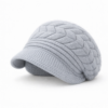 bonnet-beret-femme-gris-maille-hiver-chic Bonnet béret femme gris clair en maille épaisse, style chic et élégant pour l’hiver, texture tressée vue de côté
