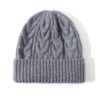 bonnet-en-laine-femme-gris-torsades-classique-avec-revers Bonnet en laine gris pour femme, maille torsadée classique avec revers large.