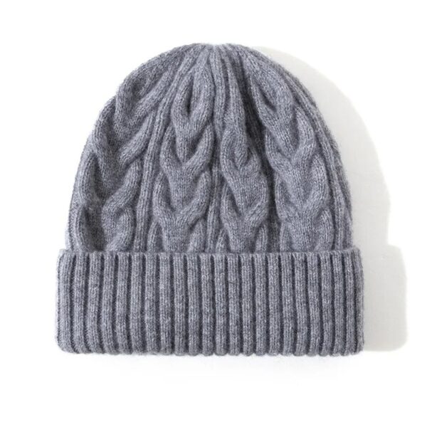 bonnet-en-laine-femme-gris-torsades-classique-avec-revers Bonnet en laine gris pour femme, maille torsadée classique avec revers large.