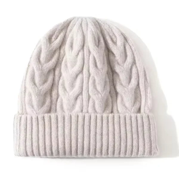 bonnet-en-laine-femme-tricot-torsades-ecru-style-hiver Bonnet en laine torsadée couleur écru pour femme, avec large revers et maille épaisse pour l’hiver.