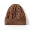 bonnet-femme-hiver-laine-marron-maille-torsadee Bonnet d’hiver pour femme en laine marron, tricot torsadé et coupe confortable.
