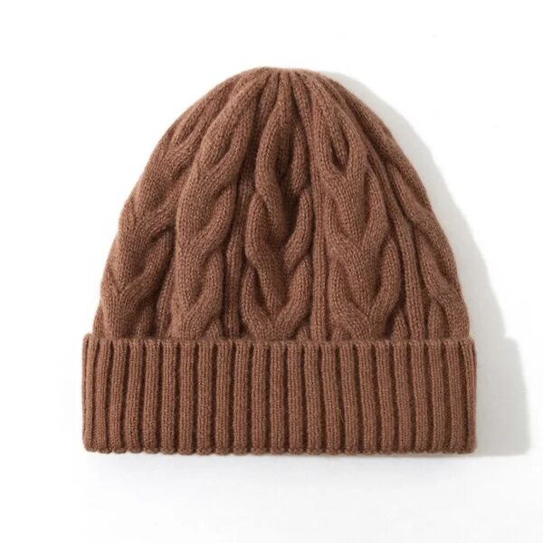 bonnet-femme-hiver-laine-marron-maille-torsadee Bonnet d’hiver pour femme en laine marron, tricot torsadé et coupe confortable.