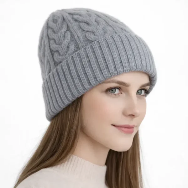 bonnet-hiver-femme-gris-maille-torsadee-vue-trois-quarts Bonnet d’hiver pour femme en laine grise, présenté en vue trois-quarts, avec tricot torsadé.
