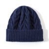bonnet-laine-femme-bleu-marine-tricot-epaix-hiver Bonnet bleu marine pour femme en laine épaisse, idéal pour le froid.