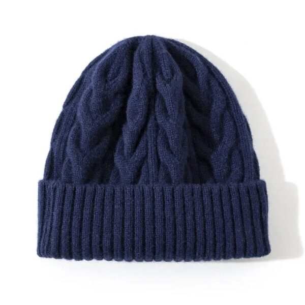 bonnet-laine-femme-bleu-marine-tricot-epaix-hiver Bonnet bleu marine pour femme en laine épaisse, idéal pour le froid.
