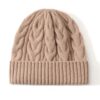 bonnet-maille-laine-femme-beige-style-chaleureux Bonnet en maille beige pour femme, laine douce et style chaleureux.
