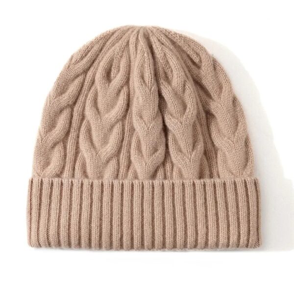 bonnet-maille-laine-femme-beige-style-chaleureux Bonnet en maille beige pour femme, laine douce et style chaleureux.
