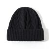 bonnet-noir-femme-en-laine-avec-grosse-maille Bonnet noir pour femme en laine, grosse maille et revers côtelé.