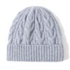 bonnet-tricot-laine-femme-gris-clair-avec-revers-large Bonnet en tricot laine gris clair pour femme, avec revers large et maille torsadée.