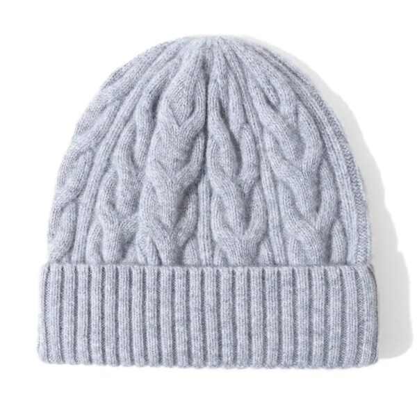 bonnet-tricot-laine-femme-gris-clair-avec-revers-large Bonnet en tricot laine gris clair pour femme, avec revers large et maille torsadée.