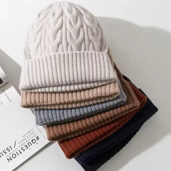 bonnets-femme-maille-epaissie-lot-couleurs-automne-hiver Pile de bonnets pour femme en maille épaisse, disponibles en plusieurs couleurs automne-hiver.