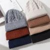 bonnets-laine-femme-plusieurs-couleurs-rangees Ensemble de bonnets pour femme en laine, plusieurs couleurs empilées.