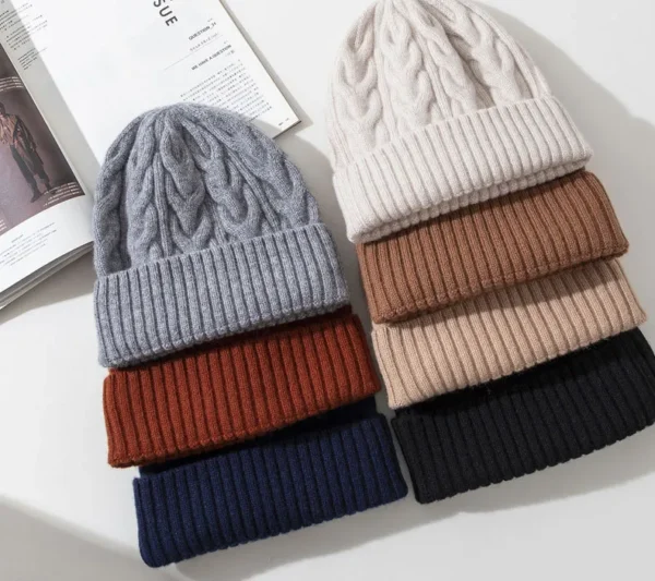 bonnets-laine-femme-plusieurs-couleurs-rangees Ensemble de bonnets pour femme en laine, plusieurs couleurs empilées.