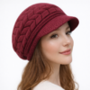 chapeau-beret-femme-bordeaux-maille-epaisse-chic Modèle femme portant un béret bordeaux en maille épaisse, style chic et chaleureux, accessoire d’hiver élégant