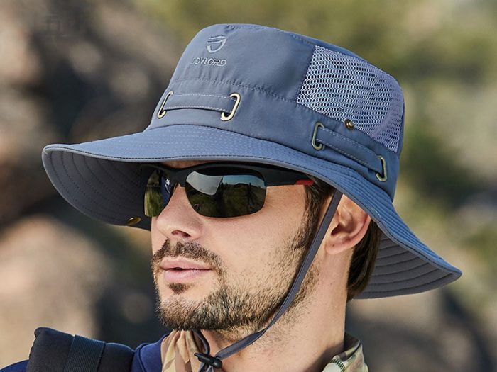Homme porte un bob avec ficelle bleu marine